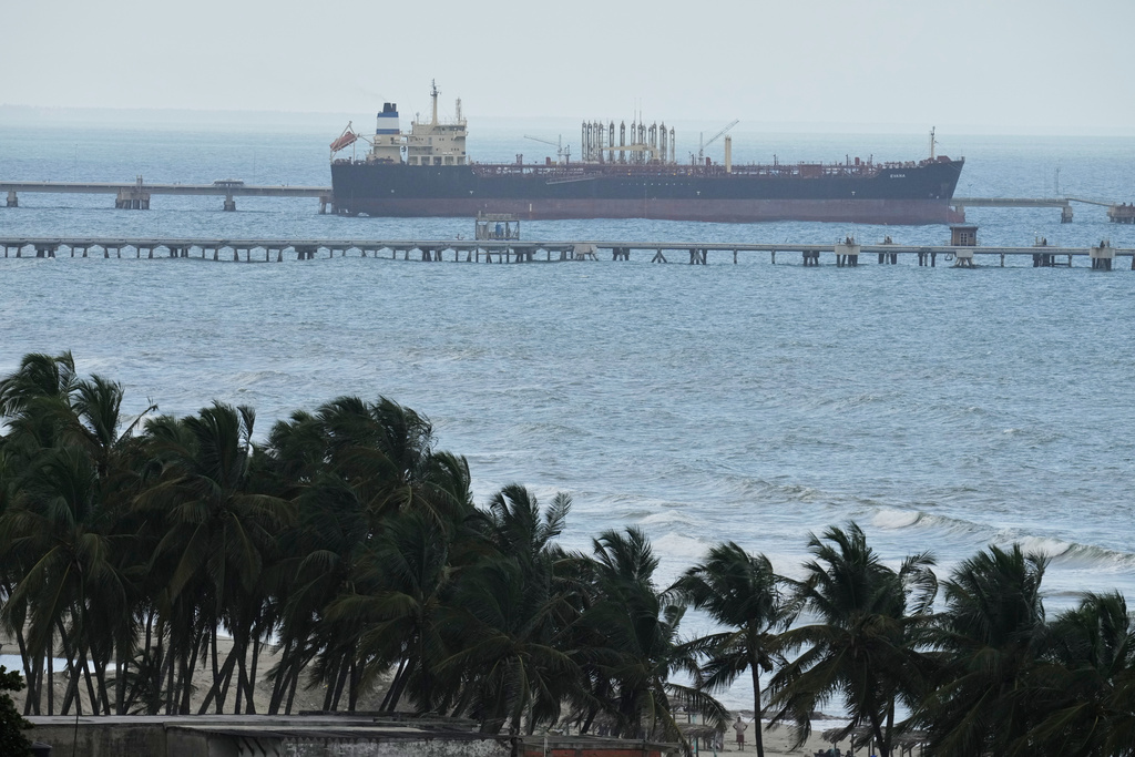 Evana, sebuah kapal tanker minyak, sedang bersandar di pelabuhan El Palito di Puerto Cabello, Venezuela, Minggu, 21 Desember 2025. (Foto AP/Matias Delacroix)